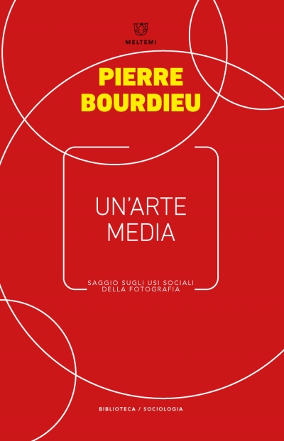 Copertina  Un'arte media : saggio sugli usi sociali della fotografia